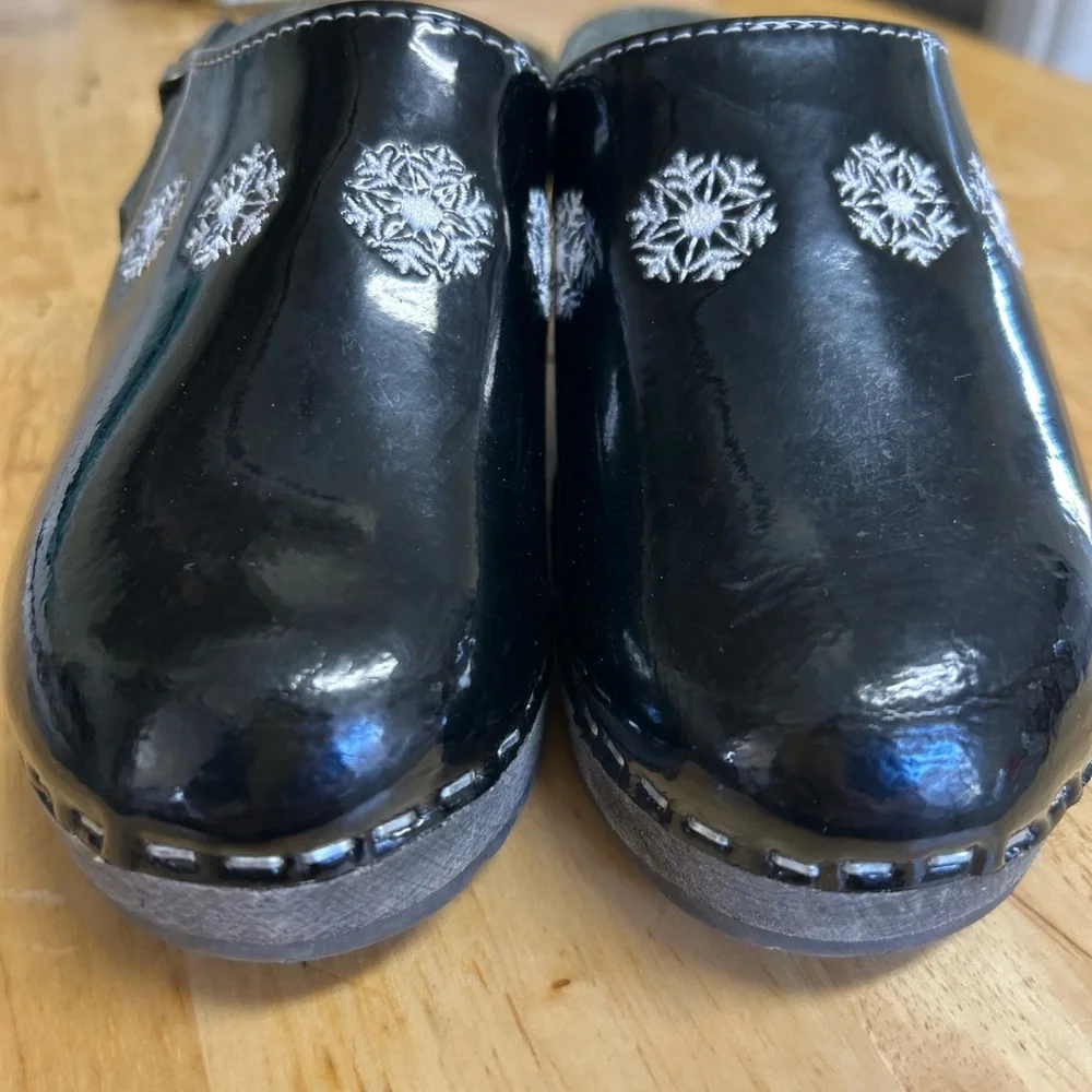Black Slippers with Comfortable Footbed and‎ Open Back
